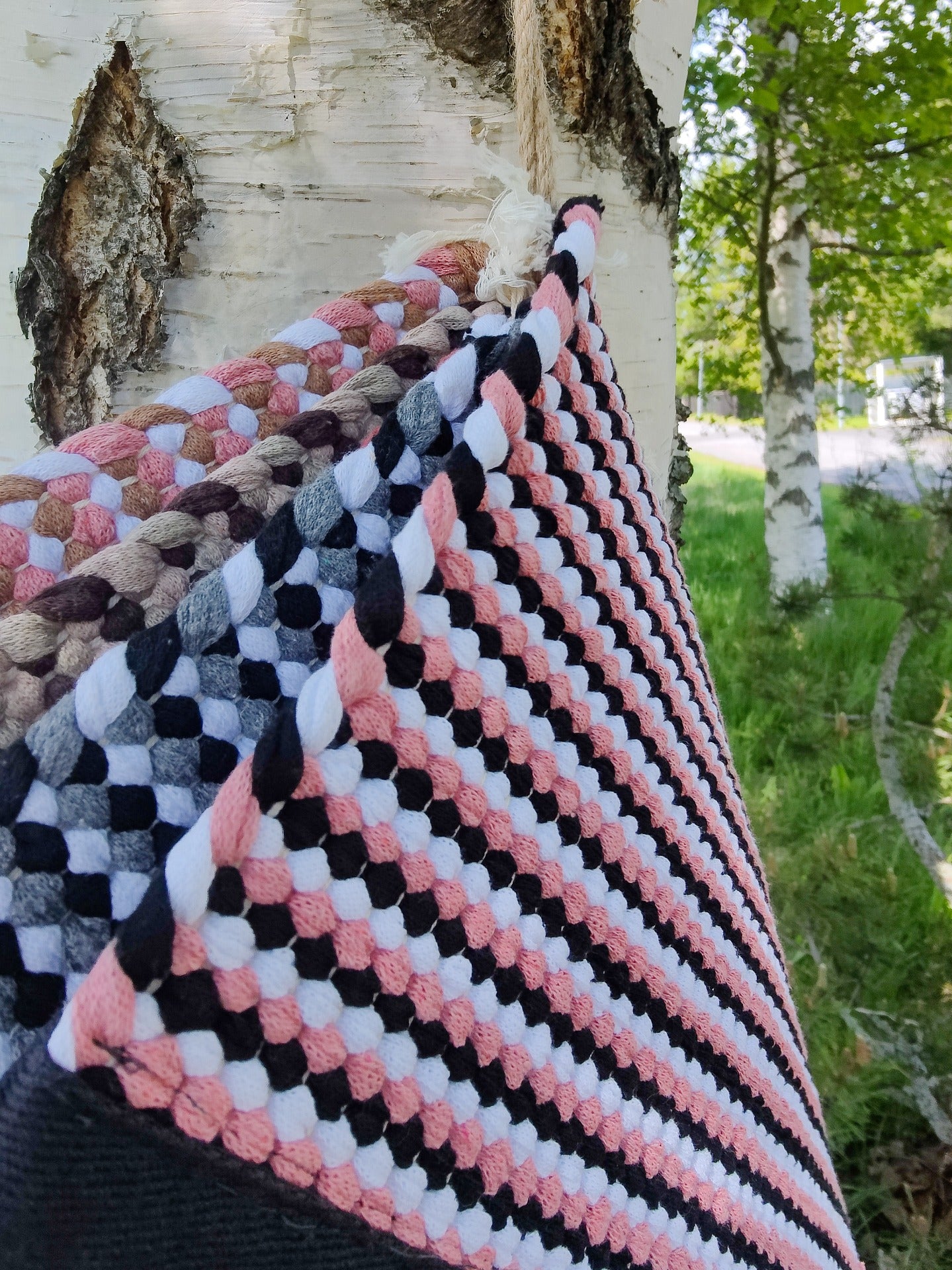 Turku Kotimainen Räsymatto Musta/valko/koralli